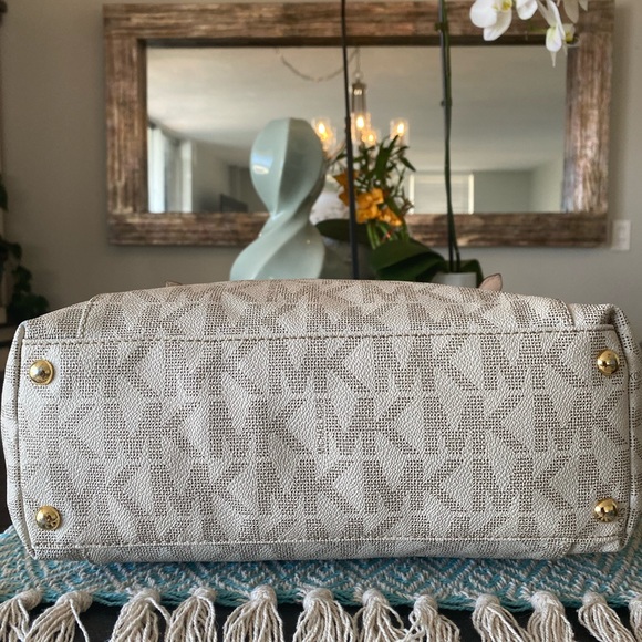 Michael Kors Signature Tote & Wallet Set(White) w/Gold Hardware - Picture 7 of 11